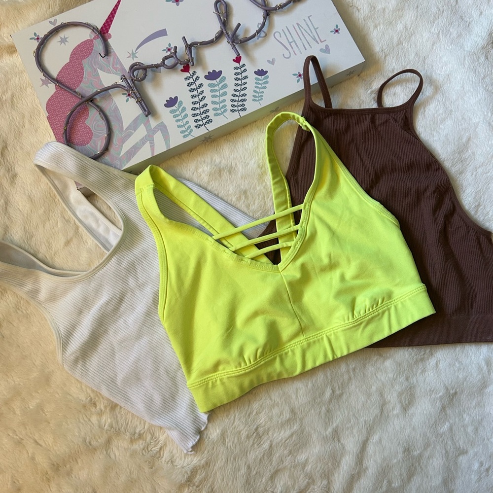 Bundle of 3 sports bra and cropped top!